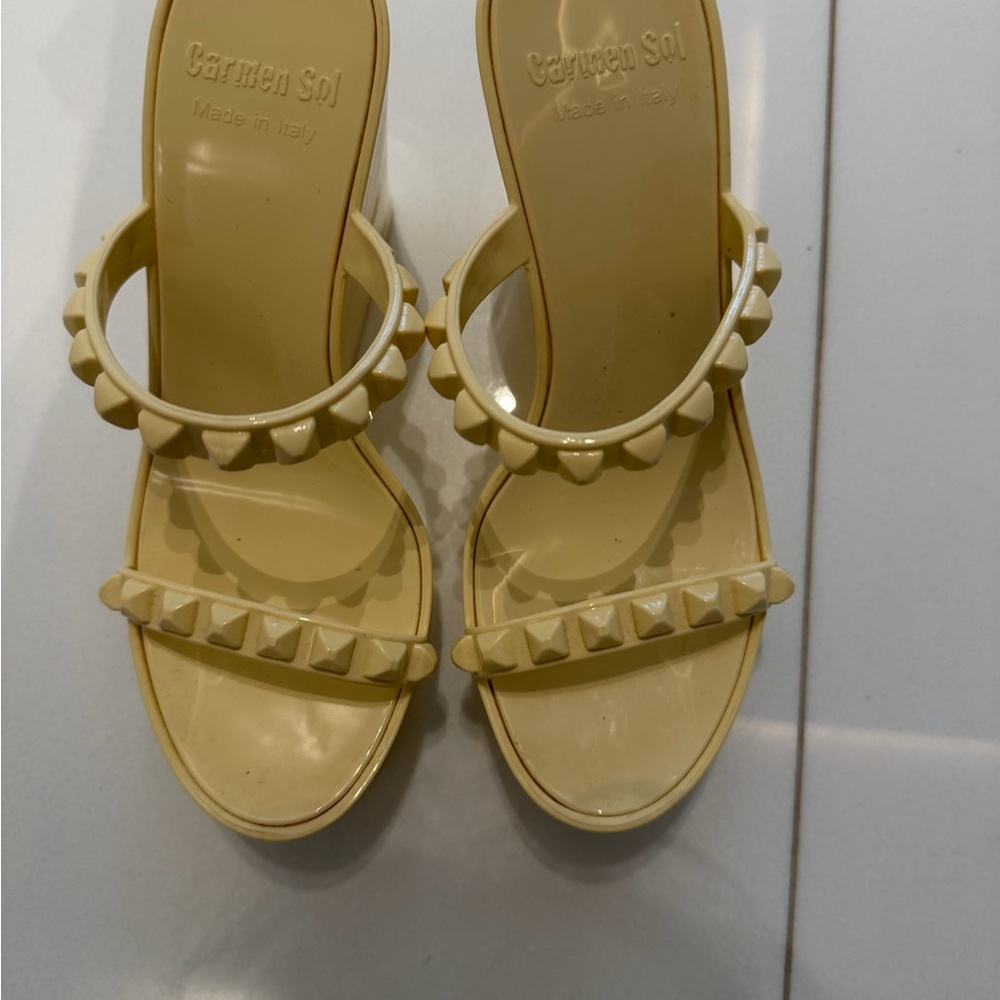Carmen Sol Women's Yellow Studded Sandals